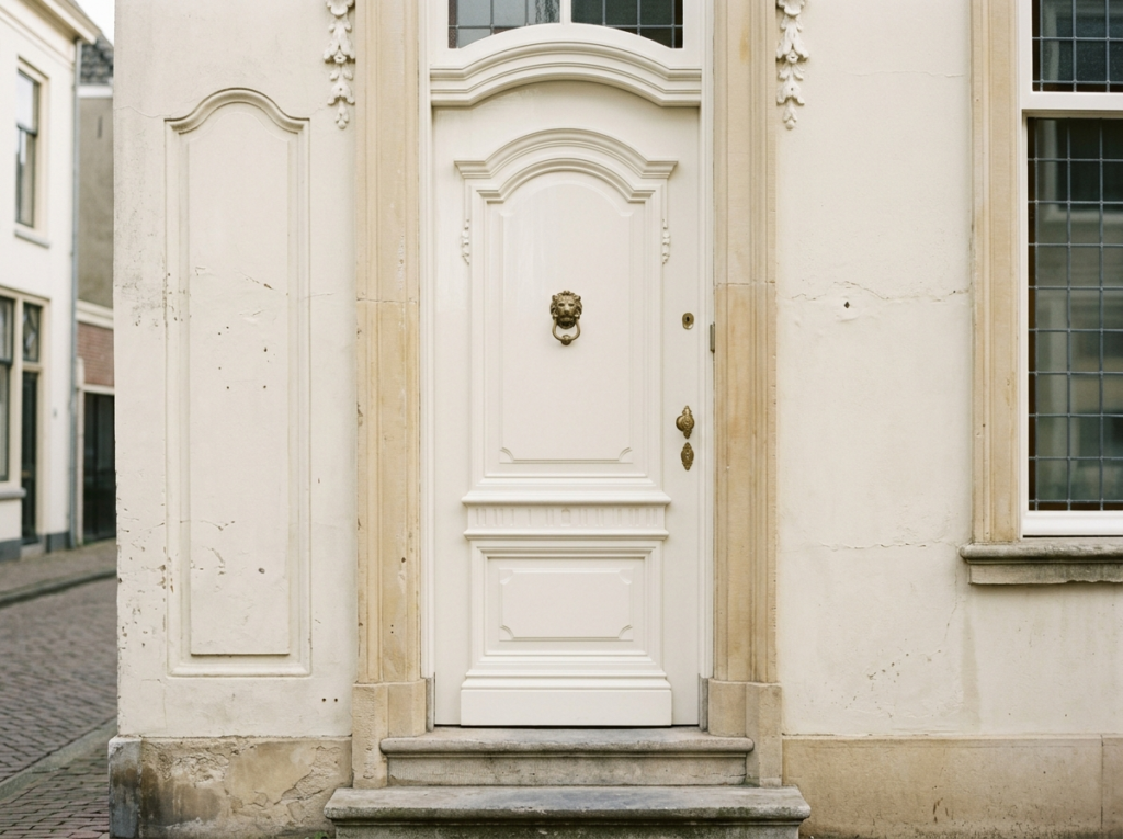 Klassiek geschilderde deur van herenhuis schilderwerk aan beeldbepalend pand door VDB Schilderwerken in Limburg