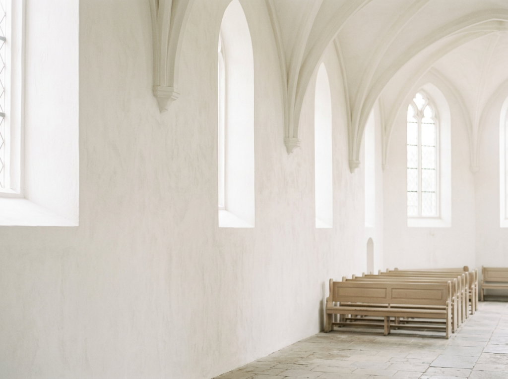 Gerestaureerd interieur van historische kerk — schilderwerk aan religieus erfgoed door VDB Schilderwerken Limburg