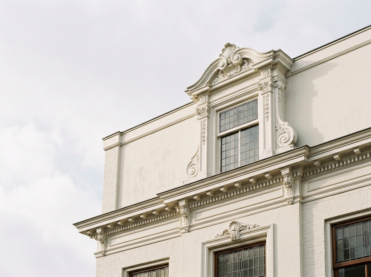 Gerestaureerde witte gevel met sierlijst van monumentaal pand — restauratieschilderwerk door VDB Schilderwerken in Limburg