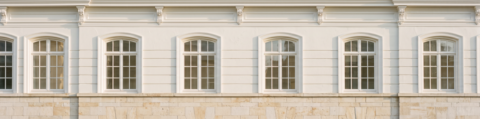 Panoramisch detail van gerestaureerde witte gevel van monumentaal pand restauratieschilderwerk door VDB Schilderwerken in Limburg
