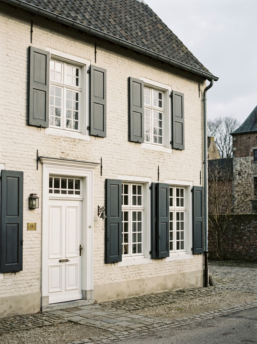 Klassieke dorpswoning in Haelen bij Kasteel Aldenghoor met witte kozijnen, schilder in Haelen door VDB Schilderwerken